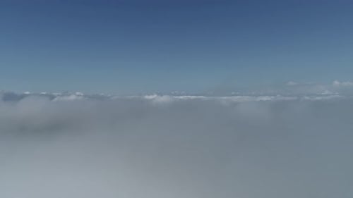 Acima das nuvens. Manhã nublada ao nascer do sol