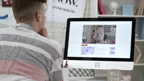 Bloguero de belleza masculino editando Vídeo