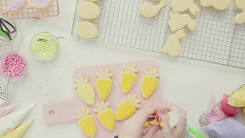 Schritt für Schritt. Flache Lage. Osterzuckerplätzchen mit königlicher Glasur verzieren