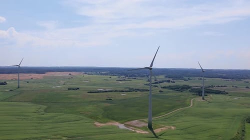 Luftbild einer Windmühlenfarm zur Energiegewinnung am schönen bewölkten Himmel im Hochland. Windkraft