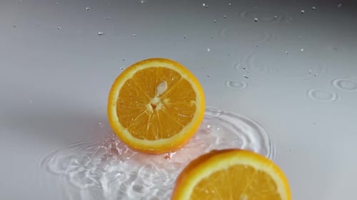 Reife Orange fällt auf einen feuchten Tisch