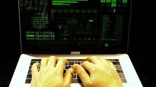 Hacker de manos usando laptop