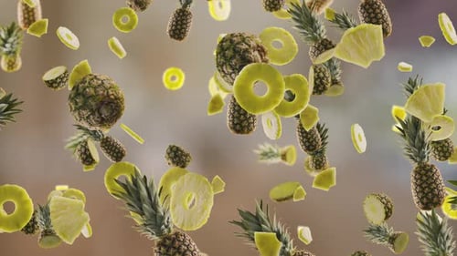 Ananas mit Scheiben, die auf Küchenhintergrund fallen