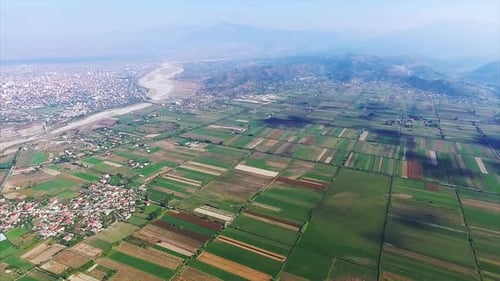 Vue aérienne de Shkoder, agriculture et champs