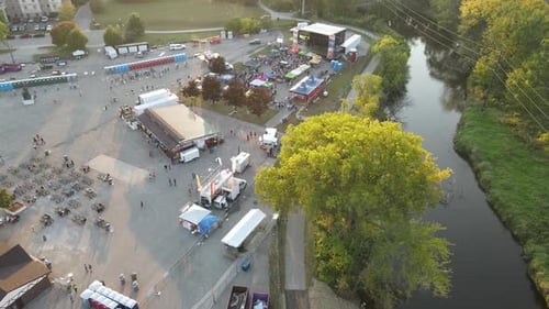 Festivalgelände in La Crosse, Wisconsin. Ruhiges Flusswasser und grünes Laub.