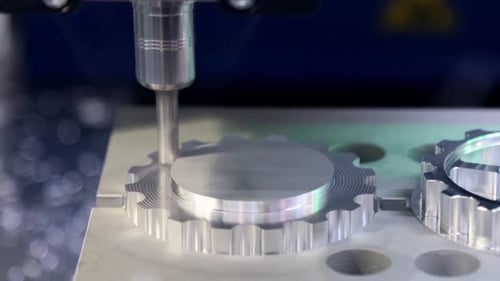 Bearbeitung eines Teils auf einem Vertikalfräs-Bearbeitungszentrum