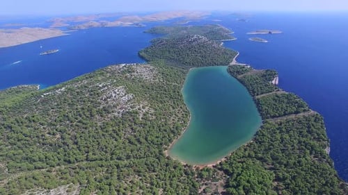 Sobrevolando el famoso lago salado de la costa croata