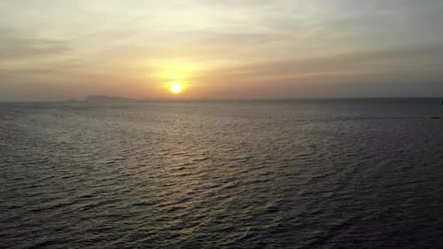 Hermosa vista desde lo alto de la puesta de sol alrededor del mar