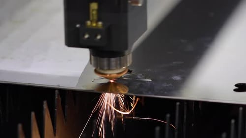 CNC-Laserschneiden von Metall, moderne Industrietechnik.