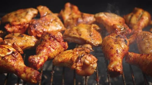 Köstliche Hähnchenstücke auf dem Grill braten