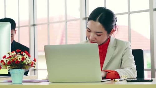 Empresários trabalham no conselho de planejamento de projetos