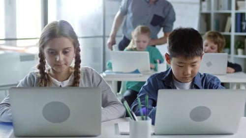 Seriöse Schüler im Unterricht