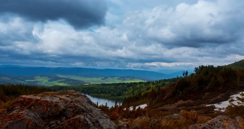 Timelapse de Mountain Lake en verano u otoño