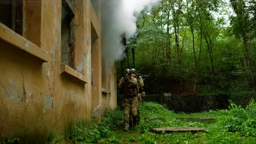 Soldats en action, au Ralenti