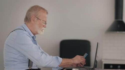 Moderner alter Mann Gut aussehender Rentner Selbstbewusster Gadget-Benutzer tätigt Online-Einkäufe über