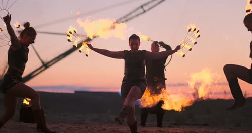 Eine Gruppe professioneller Zirkusartisten mit Feuershows, Tanzshows in Zeitlupe mit