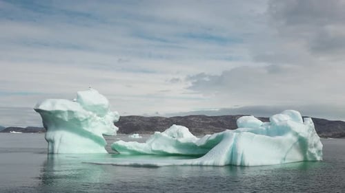 Paysage arctique : montagnes, icebergs et glaciers. Changements climatiques et réchauffement de la planète. Écotourisme.