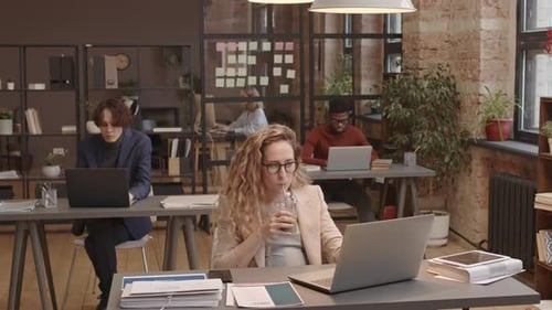 Femme enceinte réussie dans le coworking