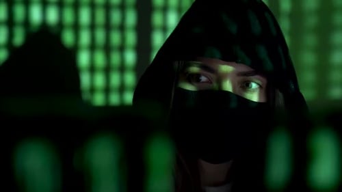 Concepto de mujer programadora Dark Hacker