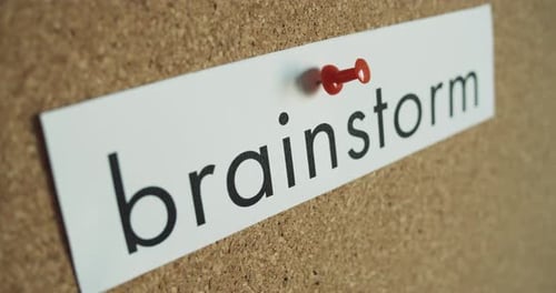 Nota adesiva: BRAINSTORM - Fixado na parede de cortiça - e vermelho