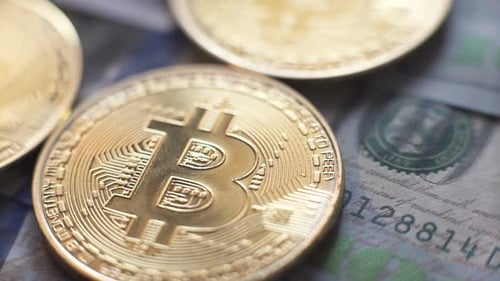 Bitcoins dourados no fundo dos dólares