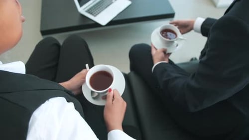 Zwei Kollegen bei einer Kaffeepause
