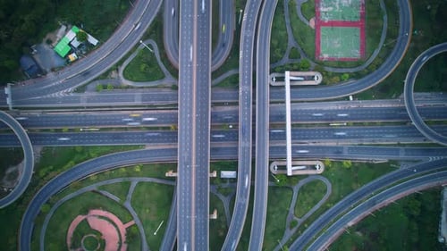 4K : Un Drone Hyperlapse a tiré au-dessus d'une route de jonction à plusieurs niveaux.