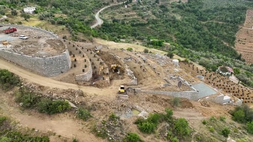 Los agricultores construyen un jardín de aguacates en las montañas vista aérea 4 K