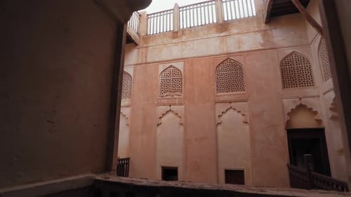 Cour du château de Jabreen à Oman
