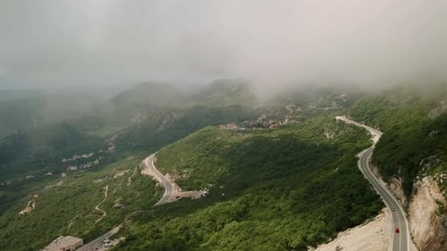 Tournage vidéo épique aérien cinématographique des montagnes du Monténégro. Vue du dessus sur la route et la mer