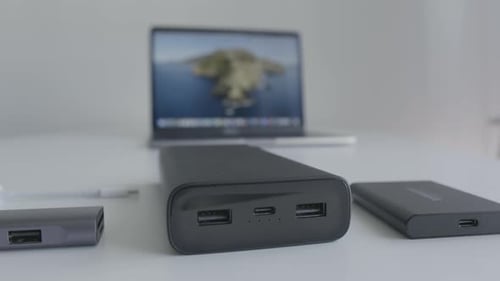 Baterias externas no fundo do laptop