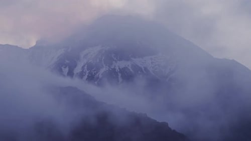 Zeitraffer der Wolken, die sich durch Wälder und Berge bewegen