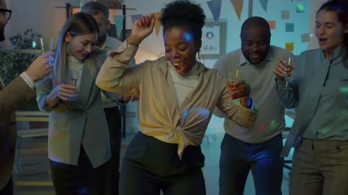 Trabalhadores de escritório animados curtindo festa Corporativo com champanhe e confete dançando e se divertindo