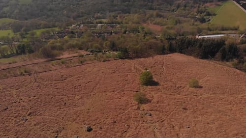 Drone se dirigeant vers un pic dans le Peak District tout en se déplaçant depuis Bamford Edge Quicker Alte