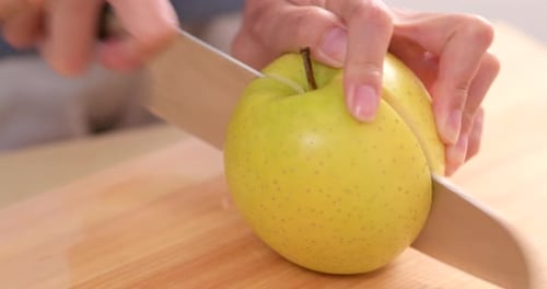 Einen Apfel schneiden