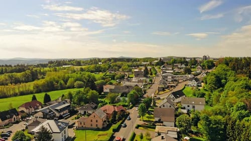 Drone voando acima da cidade na Europa