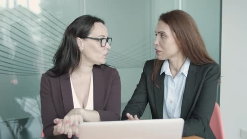 Contenu : femmes d'affaires discutant d'un projet, vidéoconférence