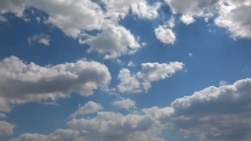 Sanfte graue Wolken und blauer sonniger Himmel 20