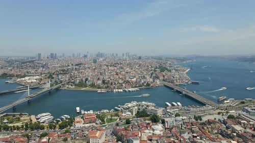 Istanbuls Goldenes Horn und seine Brücken
