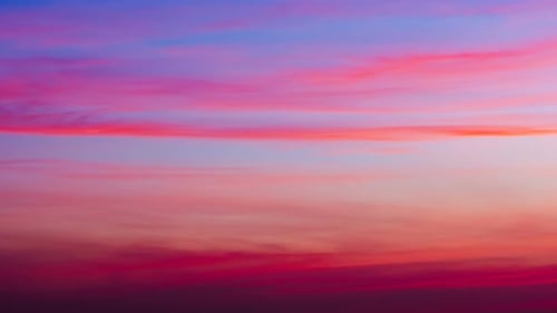 Zeitraffer, Sonnenuntergang, Sonnenaufgang und wunderschöne Dämmerung, flauschiger Sturm, bewölkter blauer und gelber Himmel