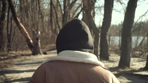 junger verdächtiger Mann jagt einen Mann im Wald. close-up