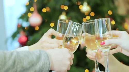 Empresa está segurando copos com champanhe