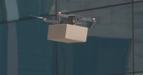 Drone levantando pacote de papelão em cidade vazia