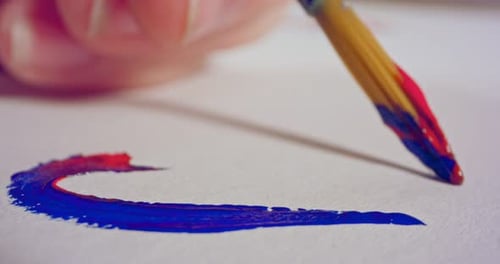 Makroaufnahme von Pinselmalerei auf Papier mit Acrylfarben