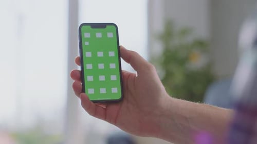 Menschliche Hände halten Smartphone
