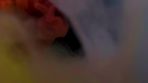 Blutige rote Wolken mischen sich mit Nebel vor schwarzem Hintergrund. Abstrakte Hintergründe