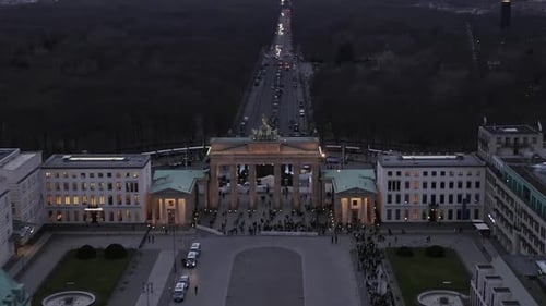 VUE AÉRIENNE : Vers Brandenburger Tor avec les feux de signalisation de la ville de Berlin, Allemagne