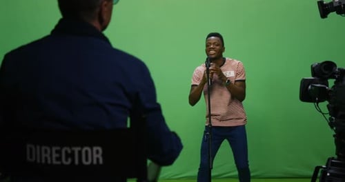 Cantante masculino fallando en una audición