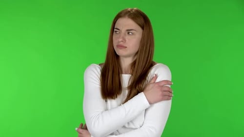 Portrait d'une jolie jeune femme est gelée et essaie de se réchauffer