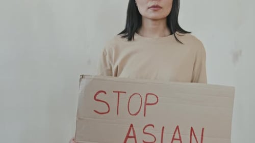 Cartaz de mulher asiática com Stop Asian Hate em fundo branco